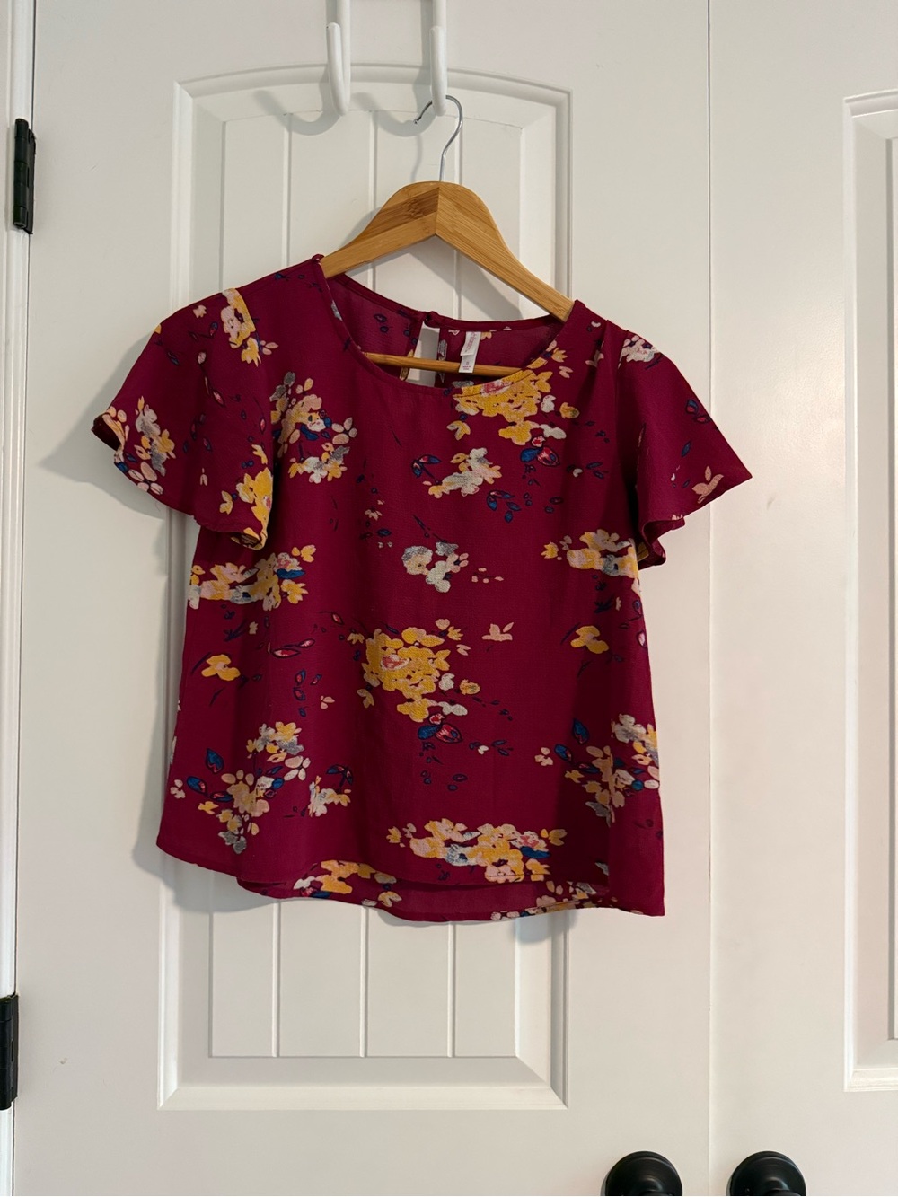 Xhilaration Burgundy Floral Short Sleeve Top